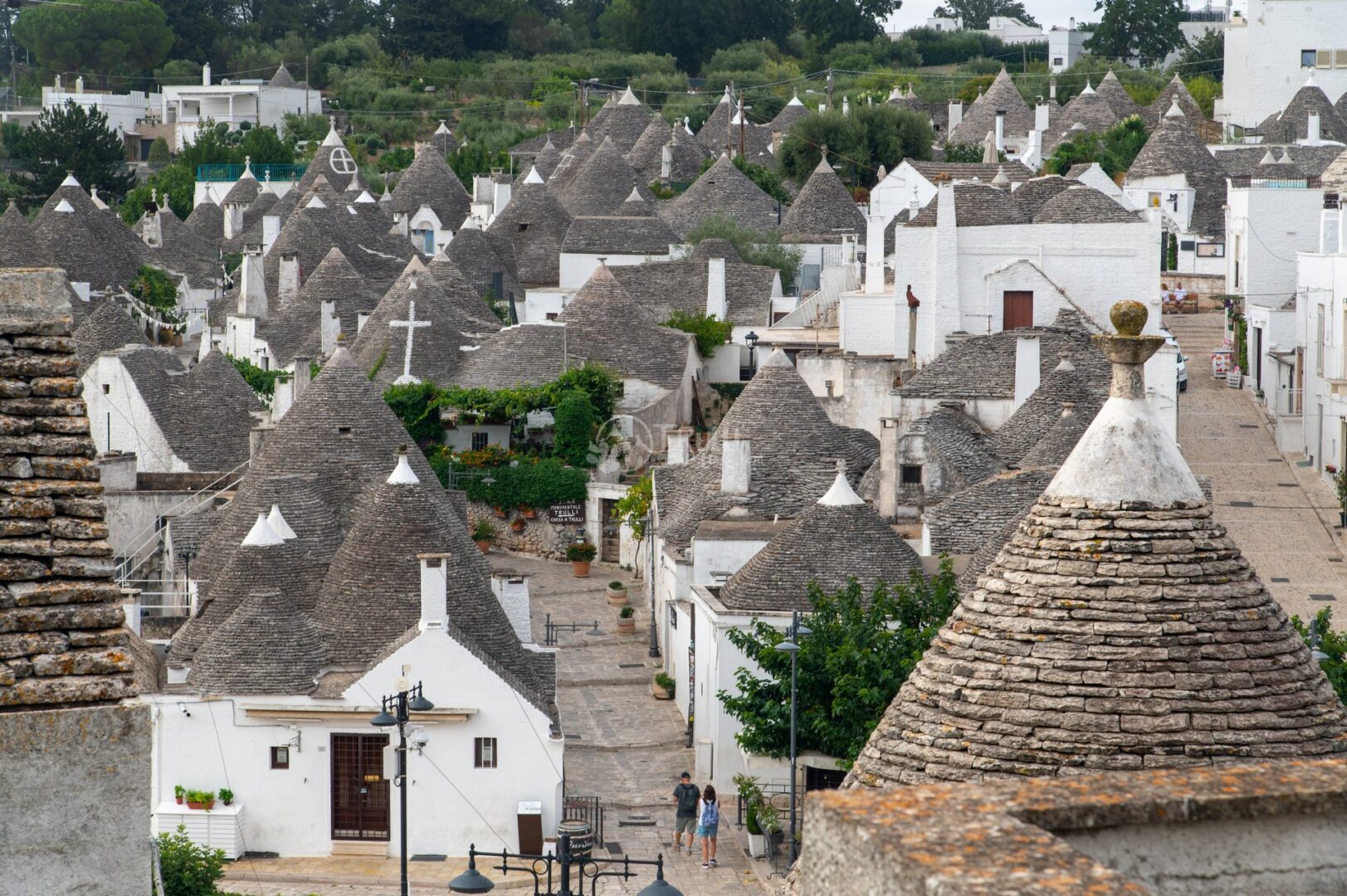 guida-alberobello-trullionline-01 Tetti conici dei trulli di Alberobello visti dall'alto, con un cono in primo piano