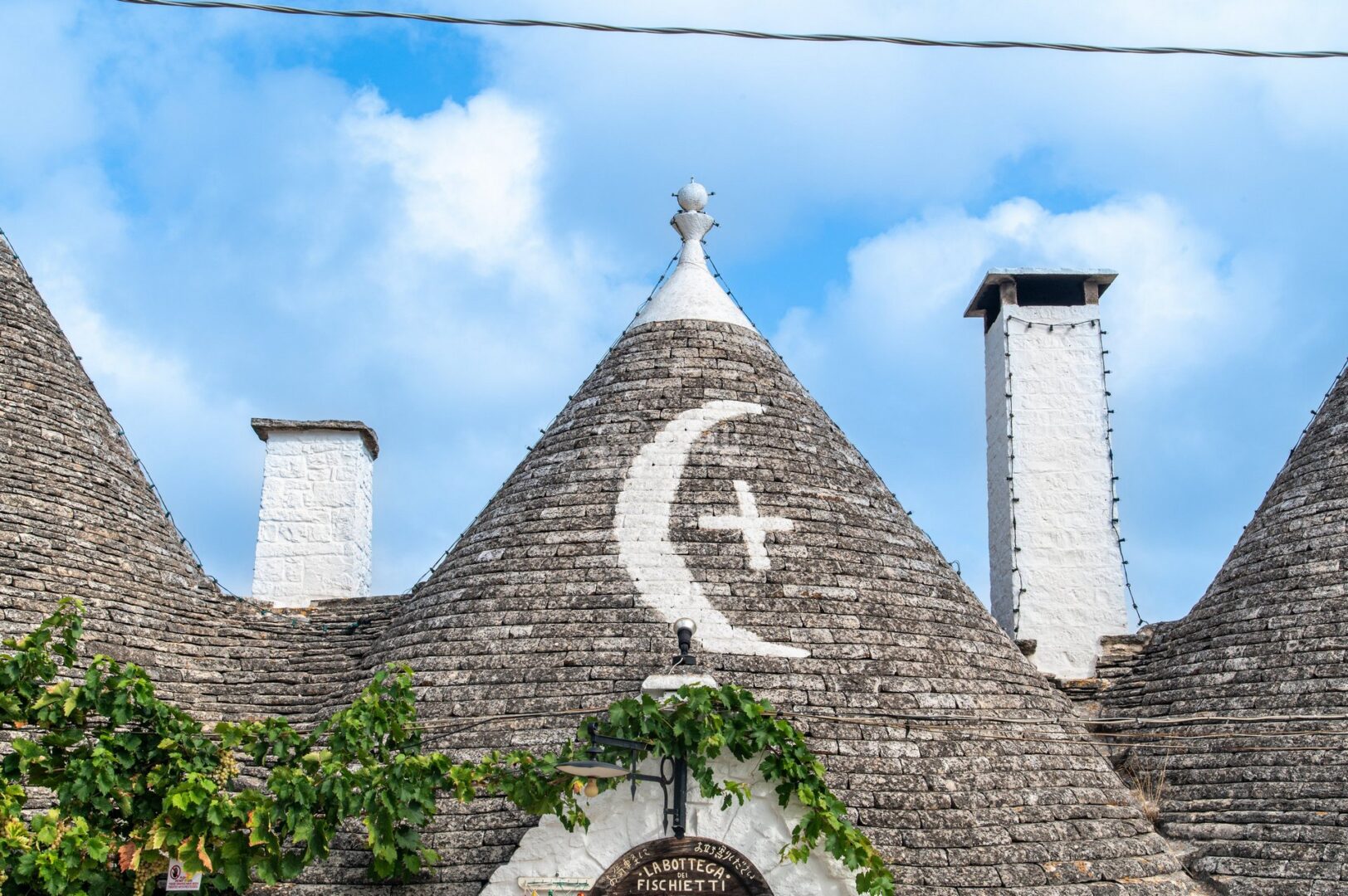 guida-alberobello-trullionline-10 Cono di un trullo con un simbolo dipinto sulla punta