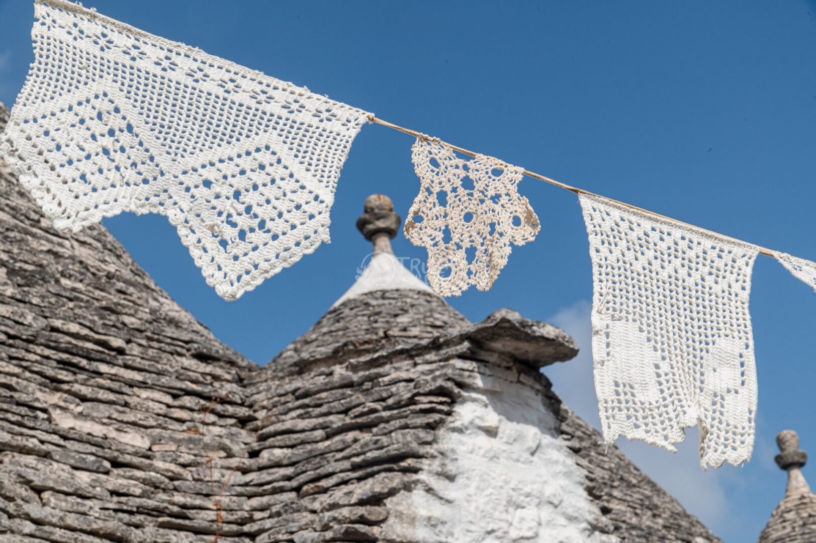guida-alberobello-trullionline-23 Merletti all'uncinetto stesi sopra le coperture dei trulli