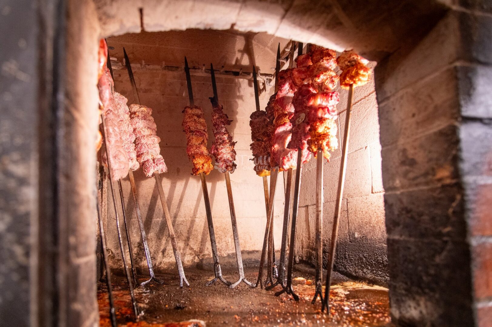 guida-cisternino-trullionline-14 Spiedini di carne appesi su aste di ferro dentro un forno a legna di pietra