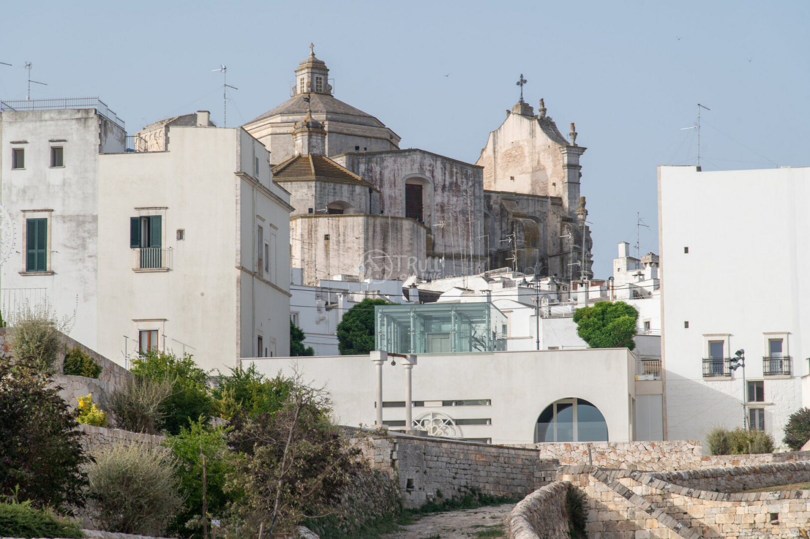 guida-ostuni-trullionline-05 Cupole e facciate di chiese tra le case bianche di Ostuni