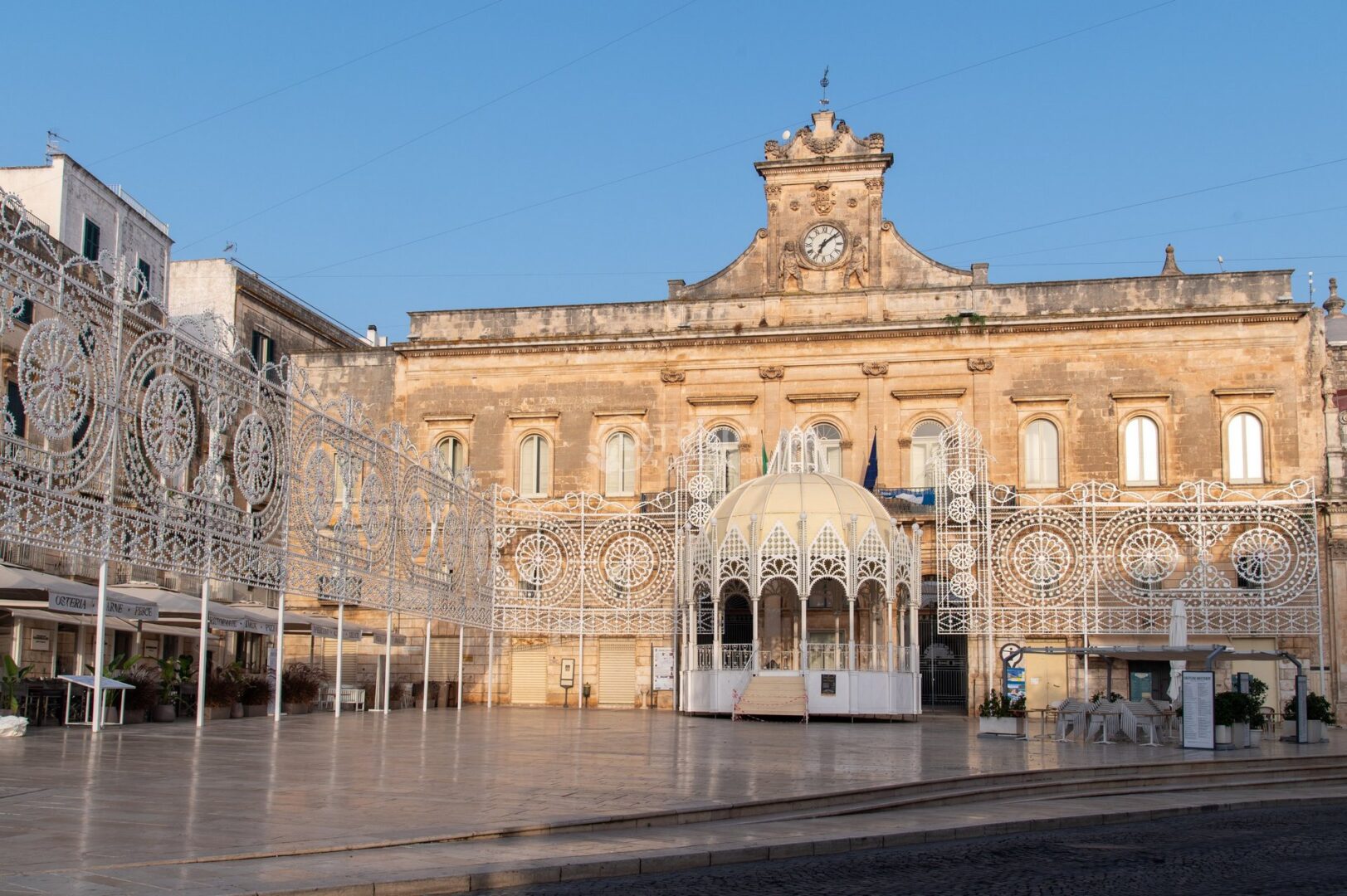 guida-ostuni-trullionline-08 Piazza della Libertà a Ostuni con il Palazzo Comunale e le luminarie